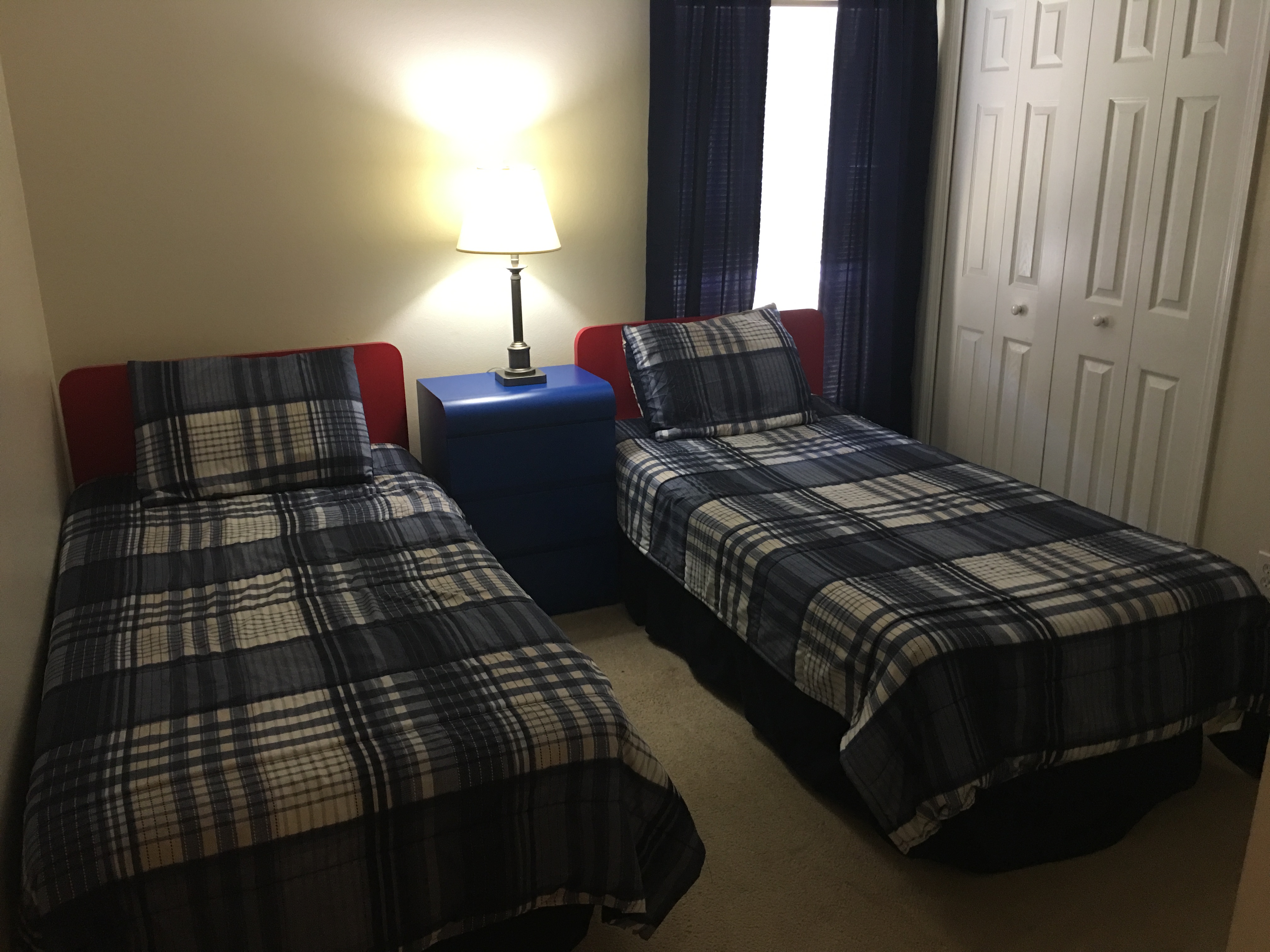 forth bedroom has twin beds